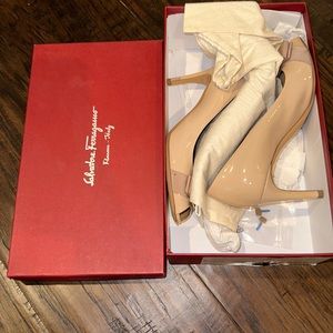 SALVATINE FERRAGAMO POLA SIZE 6 CREAM FROM BLOOMINGDALES